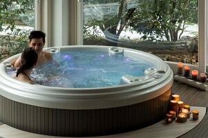 Indoor spa tub