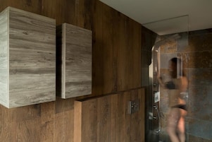Suite (Bosco) | Bathroom | Shower, hydromassage showerhead, hair dryer, bathrobes