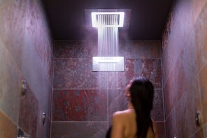 Sauna, hot tub, steam room, Turkish bath/hammam, body treatments
