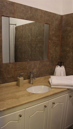 패밀리룸, 침대(여러 개) | 욕실 | 샤워 시설, 타월