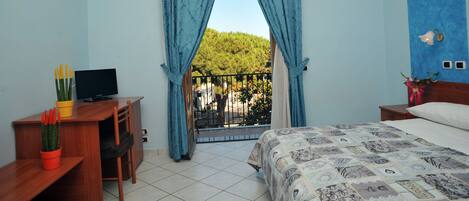 Quarto casal ou duplo | Cofres nos quartos, escrivaninha, roupa de cama