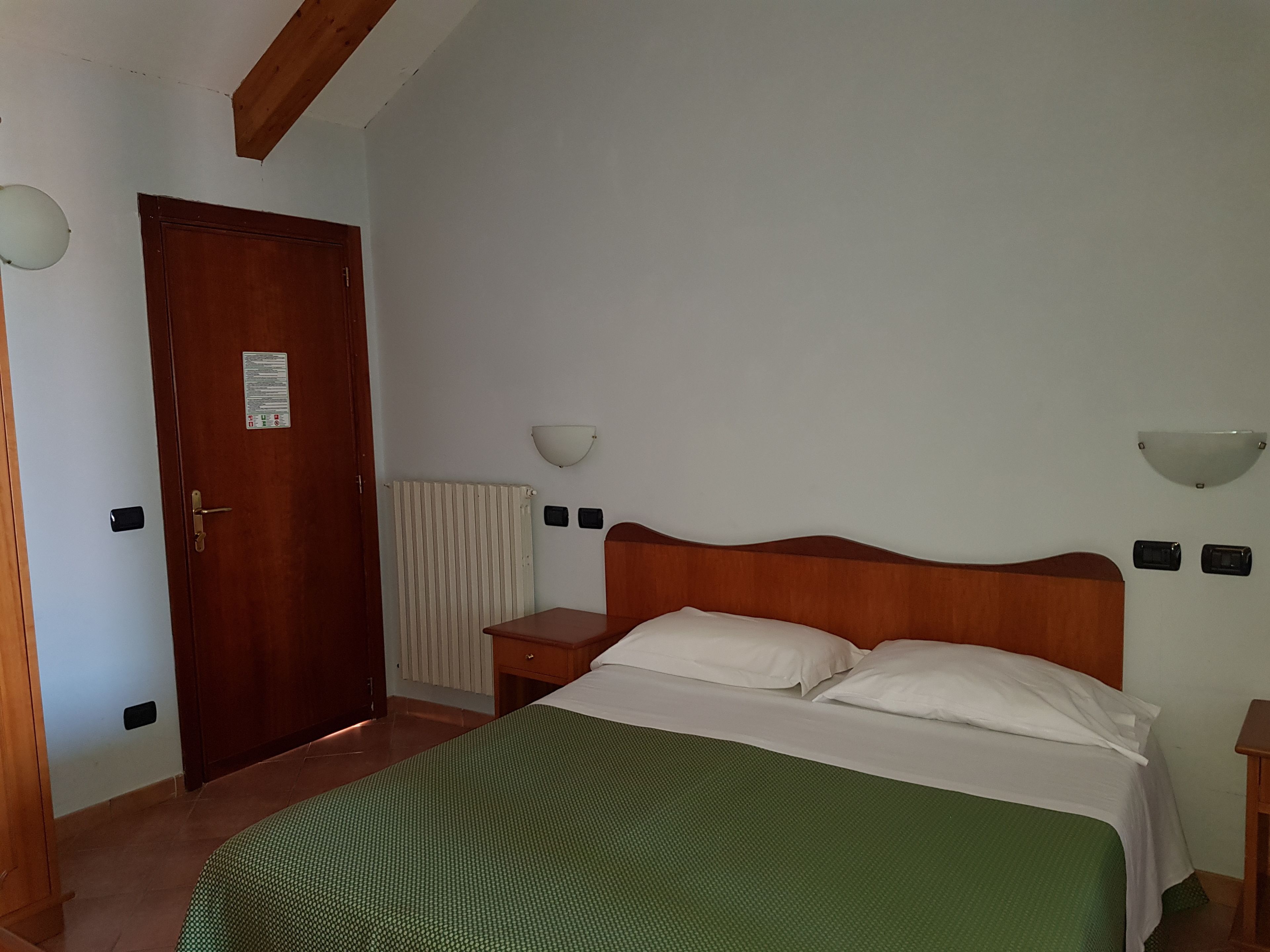 Caja de seguridad en la habitación, escritorio y ropa de cama 