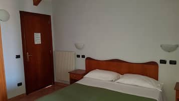 Caja de seguridad en la habitación, escritorio y ropa de cama