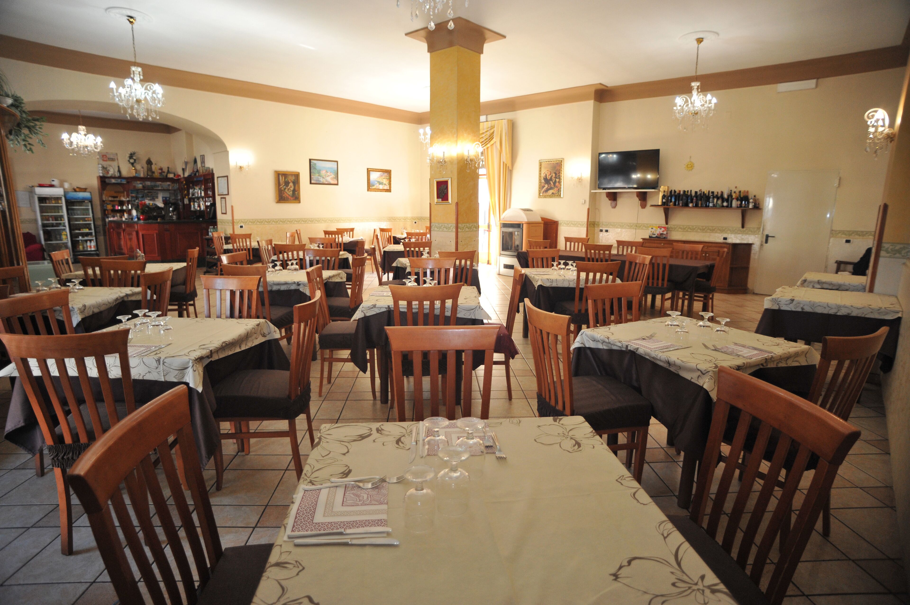 Déjeuner et dîner servis sur place, spécialités Cuisine italienne