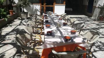 Déjeuner et dßner servis sur place, spécialités Cuisine italienne