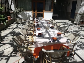 Déjeuner et dîner servis sur place, spécialités Cuisine italienne