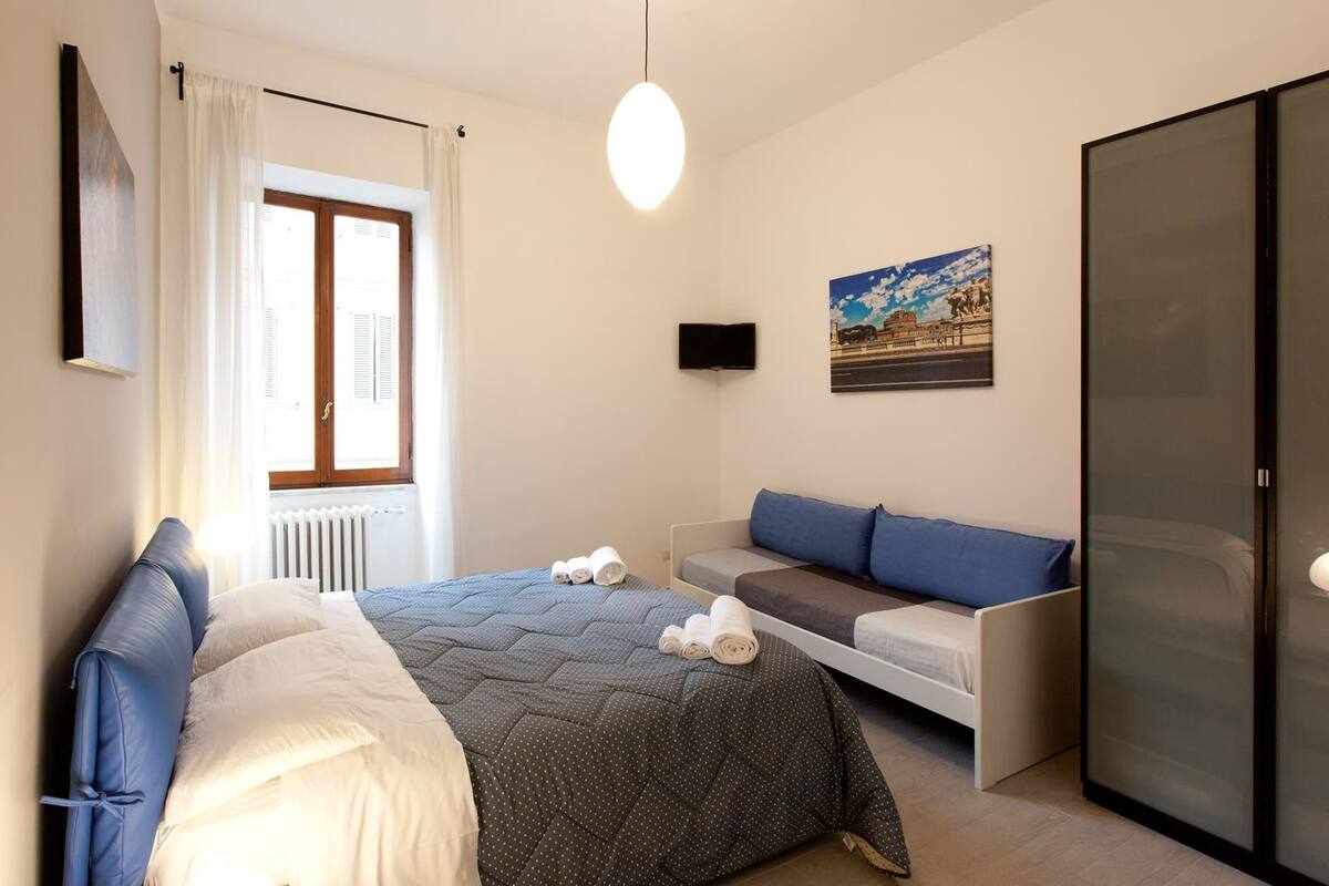Habitación triple Deluxe | Escritorio, cortinas blackout, wifi gratis y ropa de cama