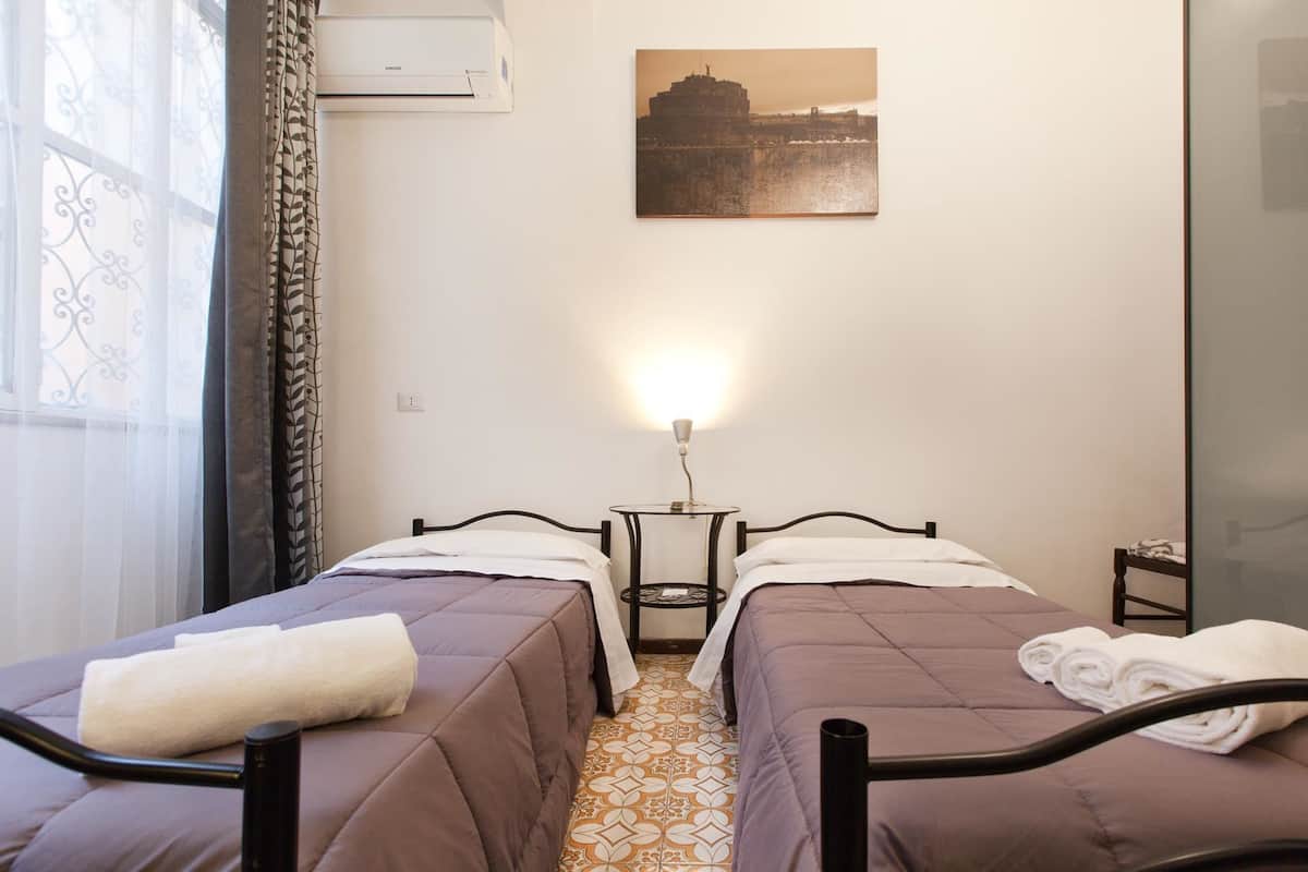 Habitación con 2 camas individuales, baño privado (Exterior) | Escritorio, cortinas blackout, wifi gratis y ropa de cama