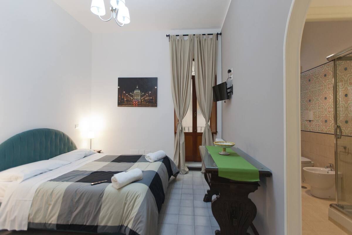Habitación doble | Escritorio, cortinas blackout, wifi gratis y ropa de cama
