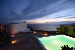 Outdoor pool, pool loungers - Infinity Blue (Mykonos)