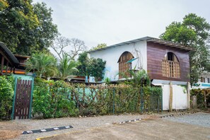Front of property - Cabinas Arrecife (Cahuita)