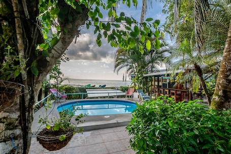 Una piscina al aire libre