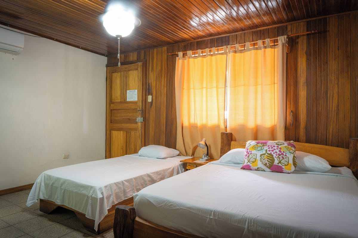 comfort triple room, multiple beds, non smoking, pool access | bed sheets