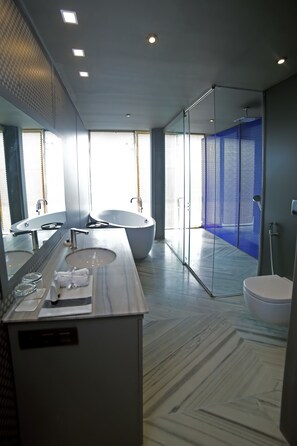 Business Suite, 1 King Bed, Bathtub, Executive Level | Bathroom | Shower, rainfall showerhead, designer toiletries, hair dryer