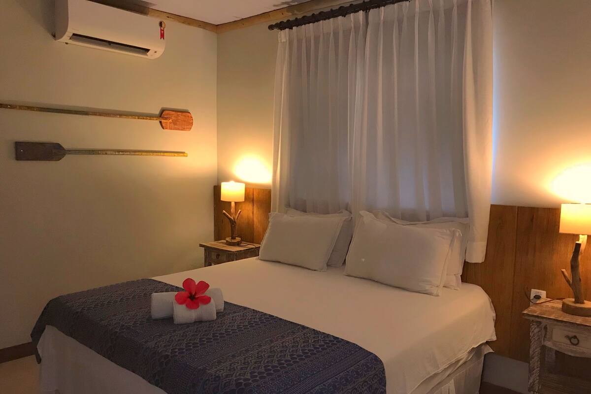 Minibar, in-room safe, bed sheets