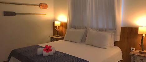 Frigobar, cofres nos quartos, roupa de cama