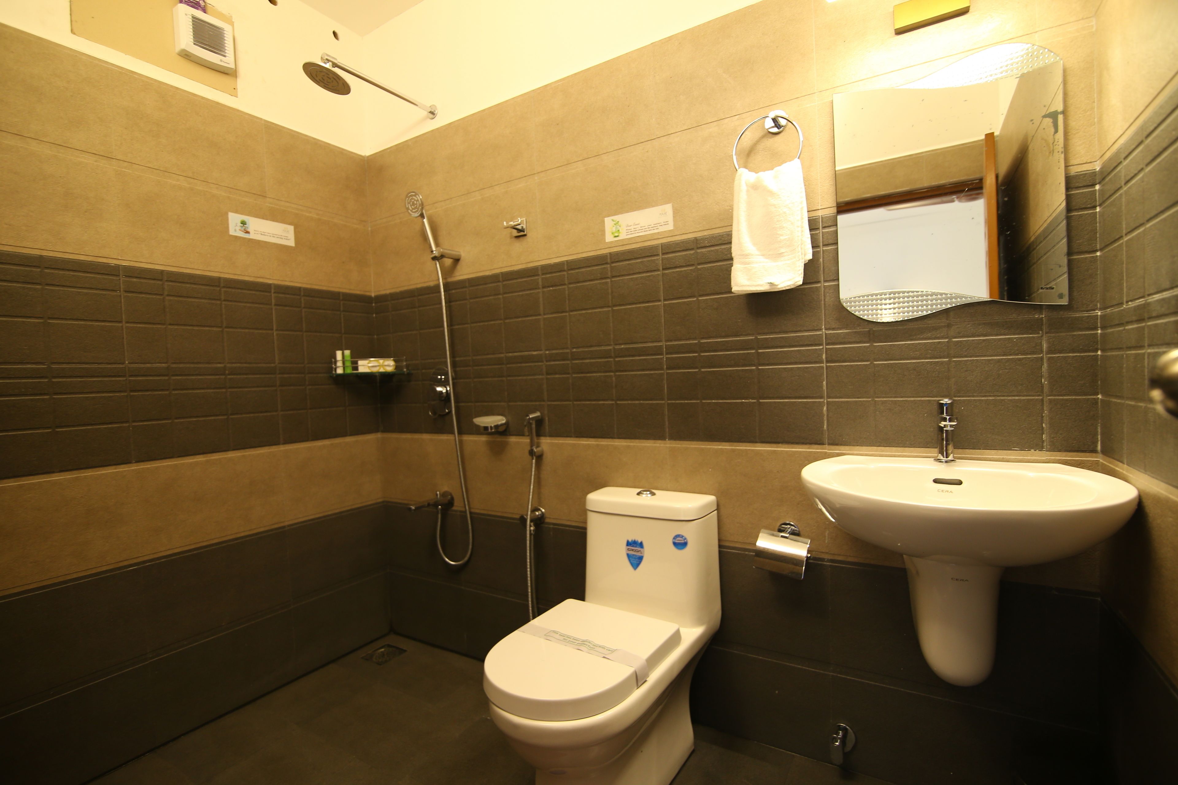 Un baño con inodoro, lavamanos y ducha.
