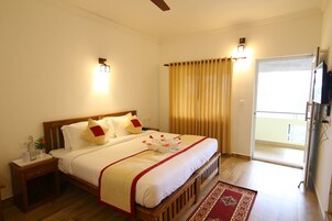 Chambre Premium Double ou avec lits jumeaux, 1 très grand lit, vue vallée | 1 chambre, couette en duvet d'oie, décoration personnalisée