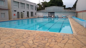 3 piscinas externas, espreguiçadeiras