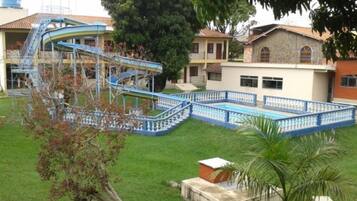 3 albercas al aire libre y camastros