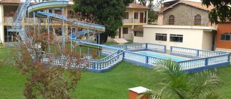 3 albercas al aire libre y camastros