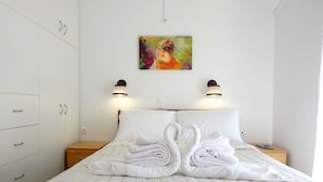 2 soverom, skrivebord, lydisolert og strykejern/-brett