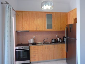 Kühlschrank, Ofen, Herdplatte, Wasserkocher mit Kaffee-/Teezubehör
