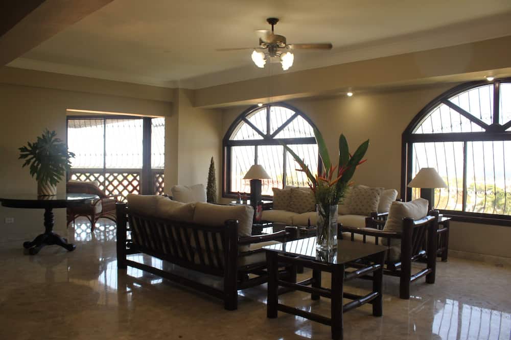 Colonial Zone/Santo Domingo/Nest in the Sky