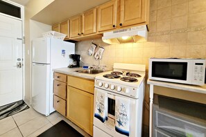 Full-sized fridge, microwave, oven, toaster