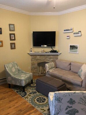 Smart TV, chimenea, Netflix y libros 