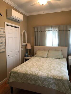 2 bedrooms, desk, WiFi
