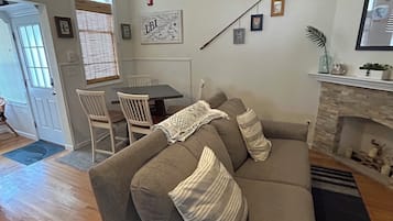 Smart TV, fireplace, Netflix, books