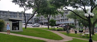 Riverfront Flotation Fun near the Tube Chute 1 Br Condo 3 min from Schlitterbahn