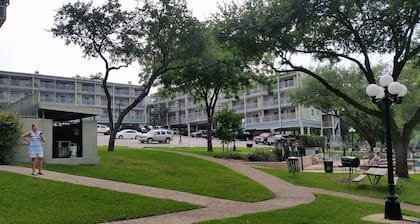 Riverfront condo sur le Comal à 3 min de Schlitterbahn Capacité 4 adultes et 2 enfants