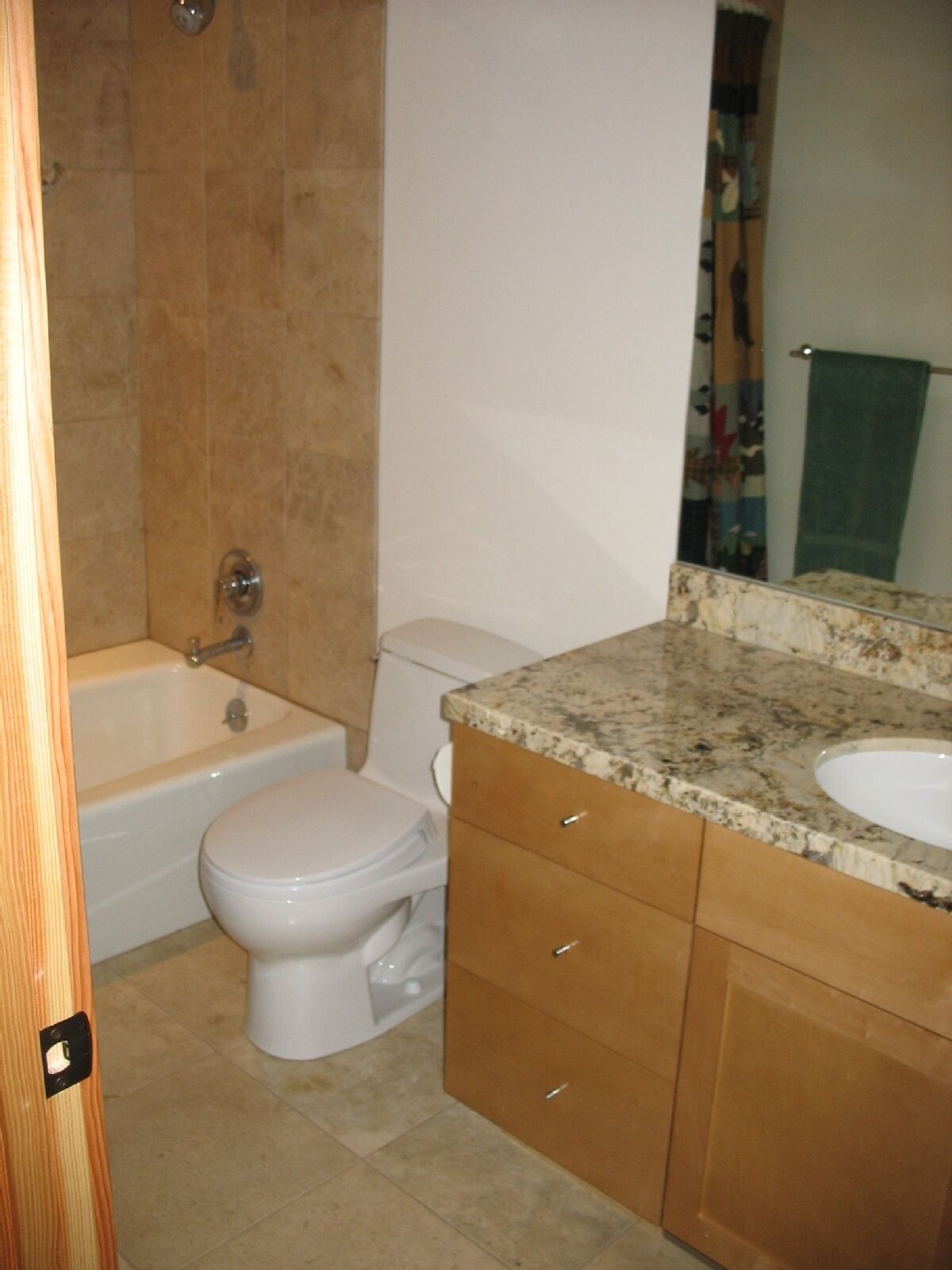 Ein Badezimmer mit Badewanne, Toilette und Waschtisch.