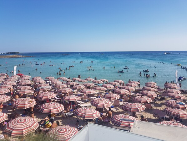 Nær stranden og solsenger