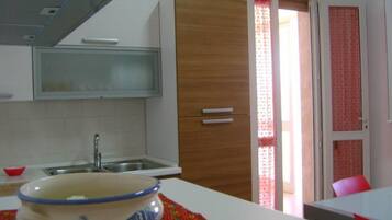 Refrigerador, horno, placa de cocina, cafetera/tetera