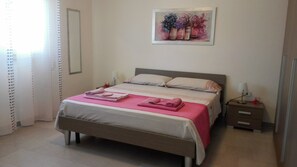 2 chambres, fer et planche à repasser, Wi-Fi gratuit, draps fournis