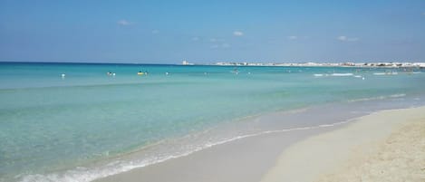 Una spiaggia nelle vicinanze, lettini da mare