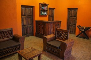 Hytte, 3 soverom, hageområde | Oppholdsrom | TV og peis