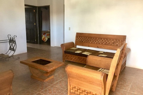 Cabaña, 3 habitaciones | Sala de estar | Televisión y chimenea
