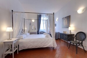 2 quartos, cofres nos quartos, ferros/tábuas de passar roupa