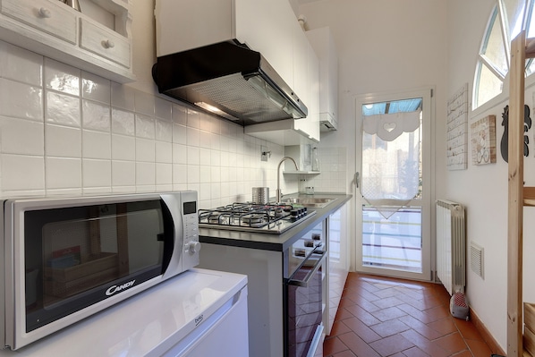 冷蔵庫、電子レンジ、オーブン、コンロ