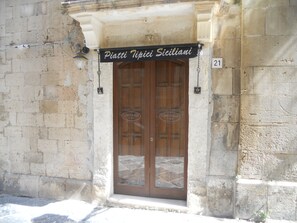 Exterior detail - " Athena House " is equipped with all comforts. For Families Without Animals (Siracusa)