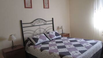 2 chambres, fer et planche à repasser, Wi-Fi, draps fournis