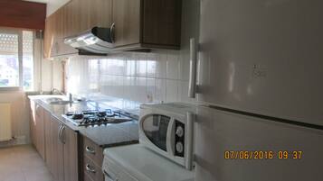 Réfrigérateur, micro-ondes, cafetière/bouilloire, bouilloire électrique