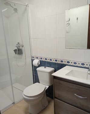 Bañera, secador de pelo, toallas y jabón