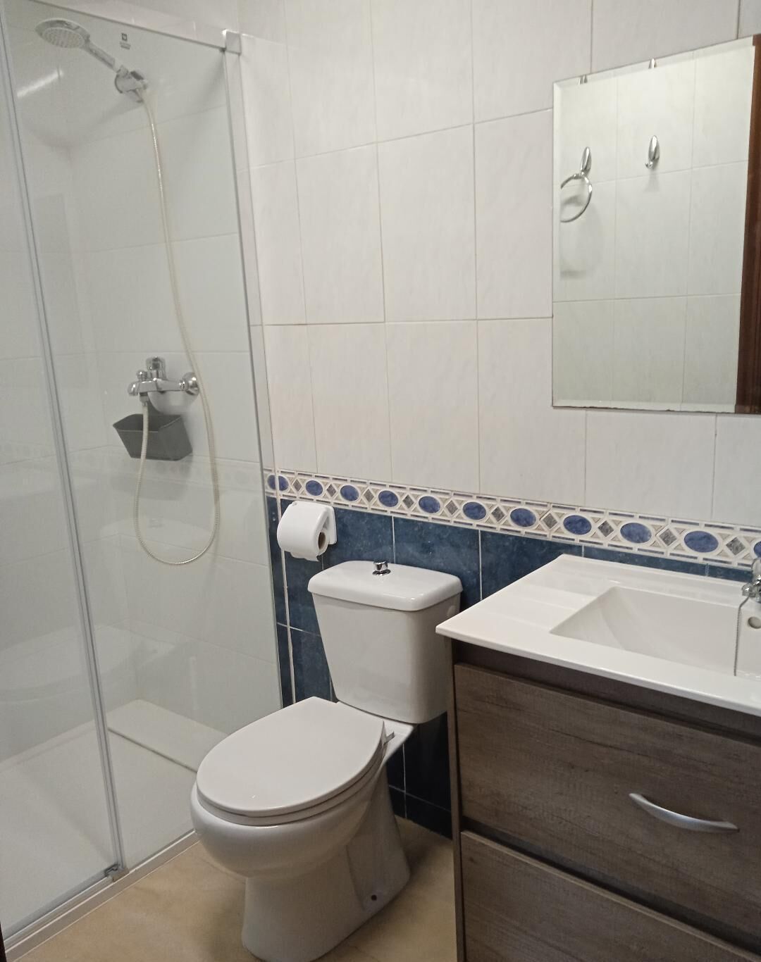 Badewanne, Haartrockner, Handtücher, Seife
