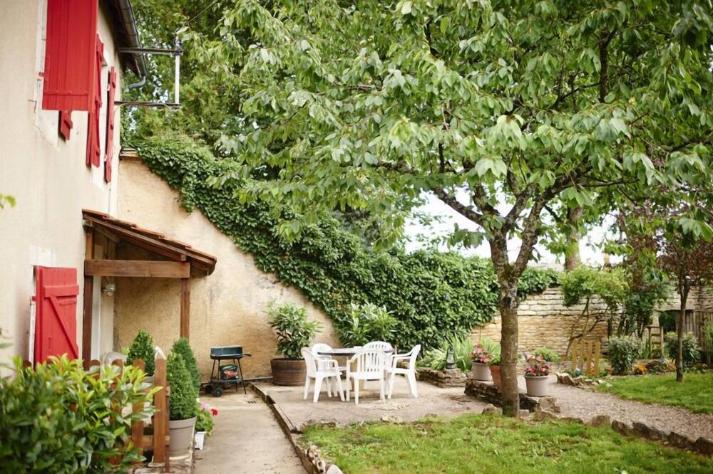Volnay: House with garden surrounded by vineyards - Volnay