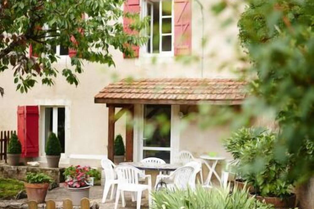 Volnay: House with garden surrounded by vineyards - Volnay